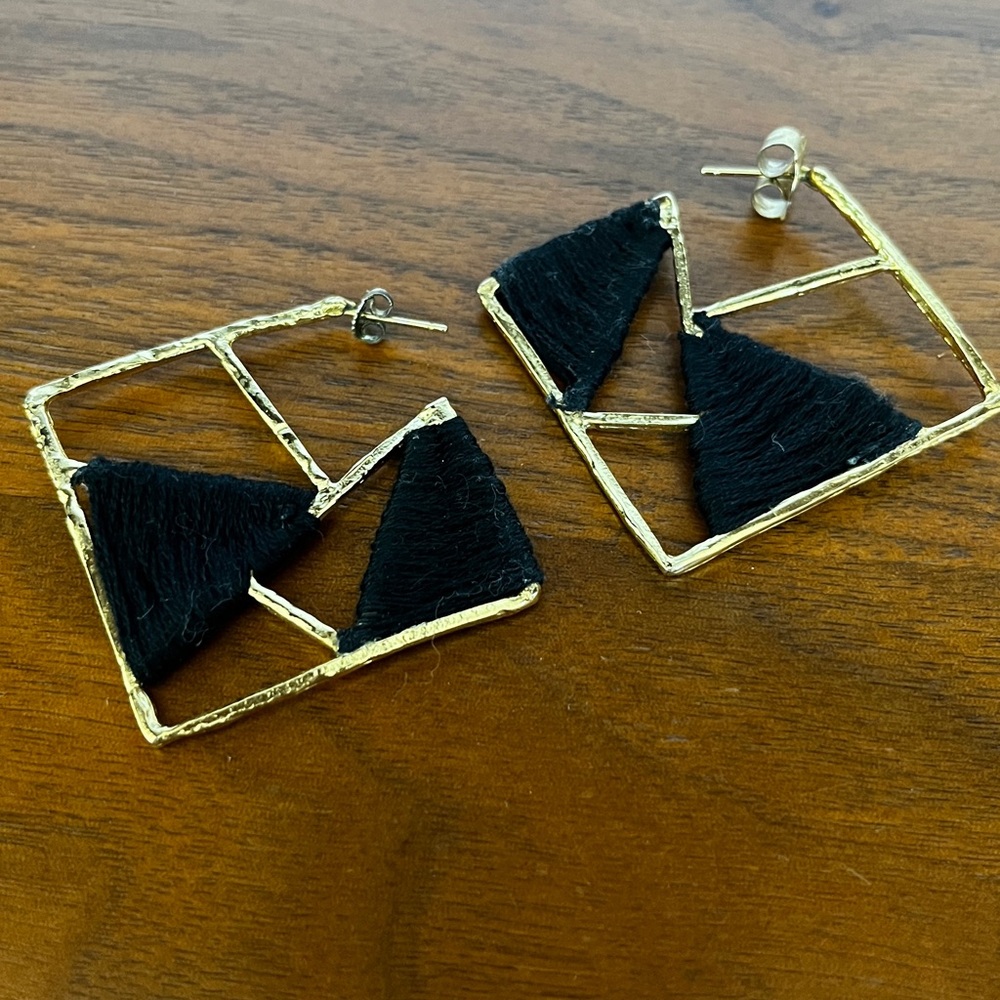 Stunning square shaped fashion earrings Gold Black